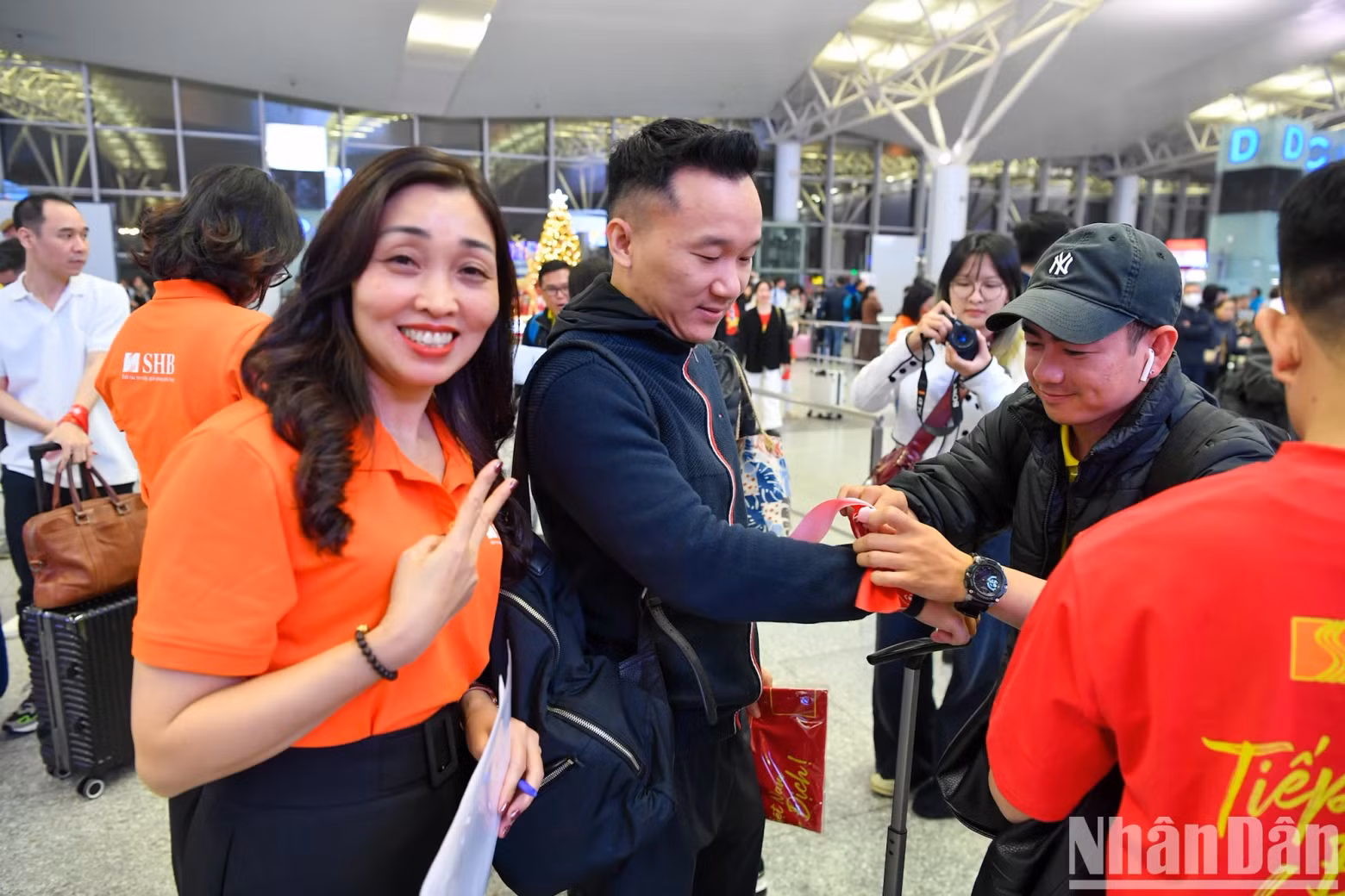 The fans and the players’ families travel to Thailand to stand by them through a flight sponsored by Saigon-Hanoi Bank (SHB). The fans and the players’ families travel to Thailand to stand by them through a flight sponsored by Saigon-Hanoi Bank (SHB).