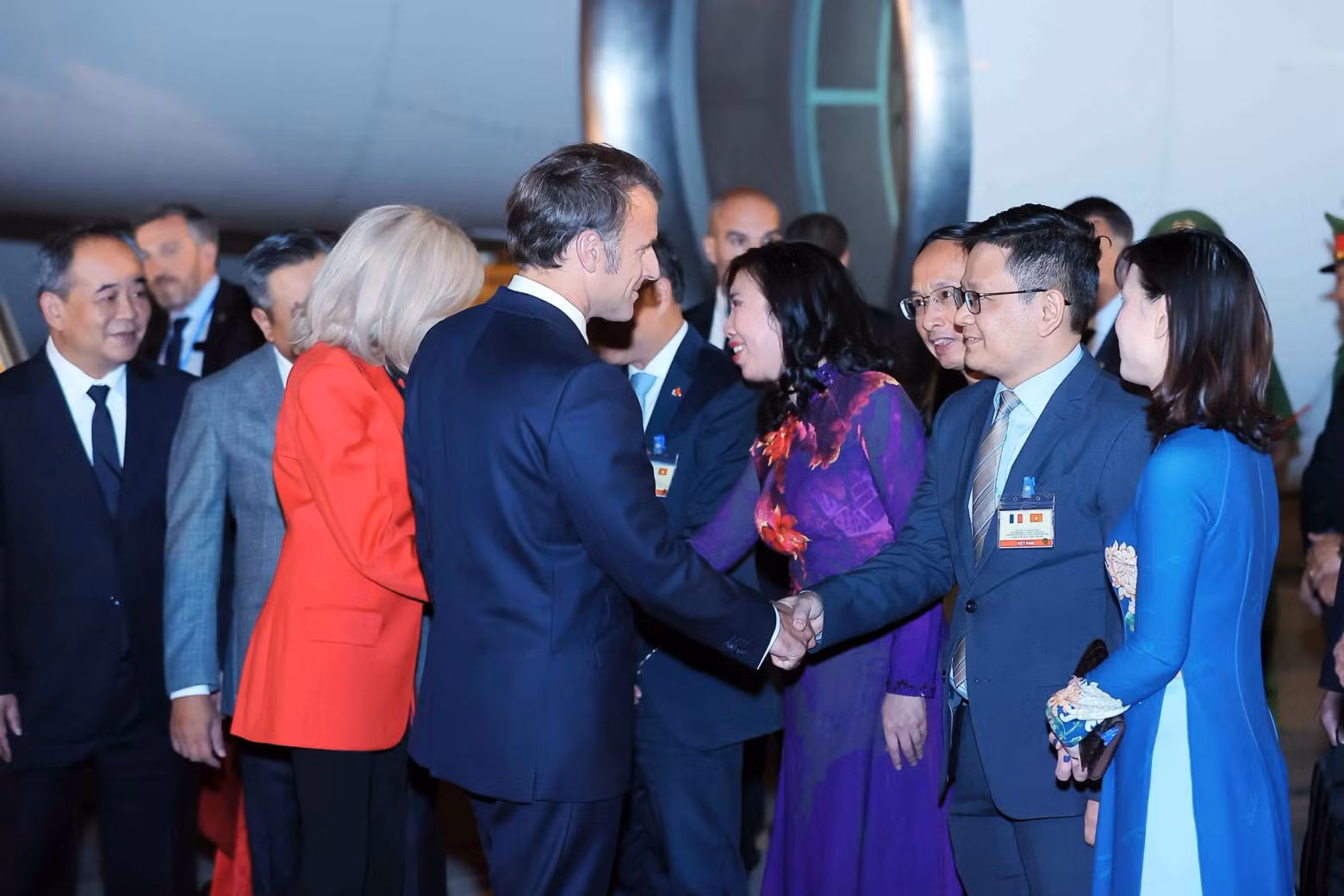 Vietnamese delegates welcome French President Emmanuel Macron and his spouse. (Photo: VNA)