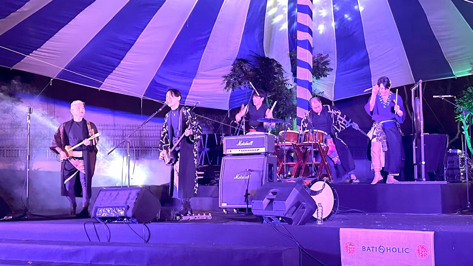 The combination of powerful Taiko drums, sharp electric guitars, rich bass and powerful vocals makes Bati-Holic unique.
