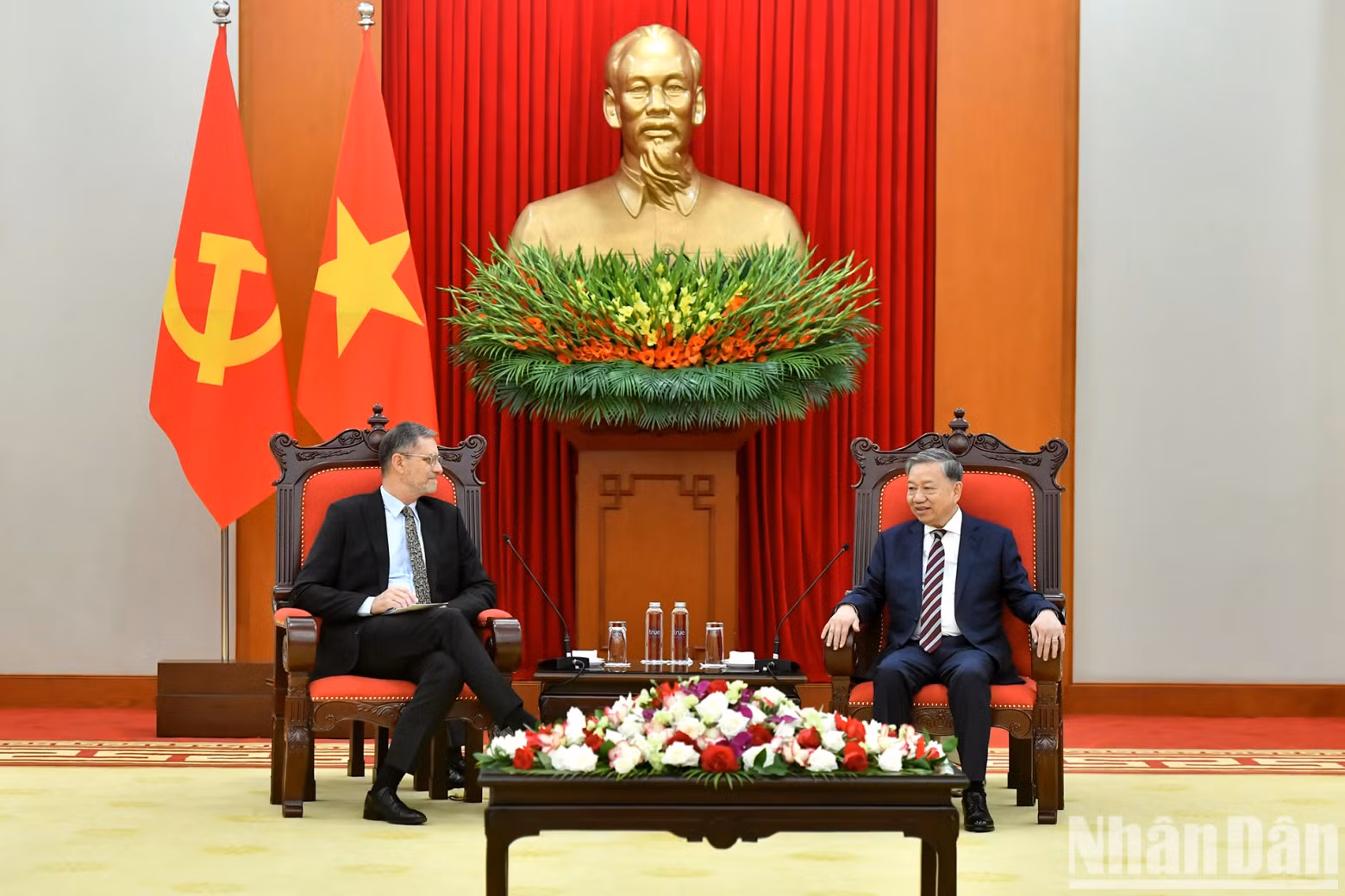 Party General Secretary To Lam receives French Ambassador to Vietnam Olivier Brochet.