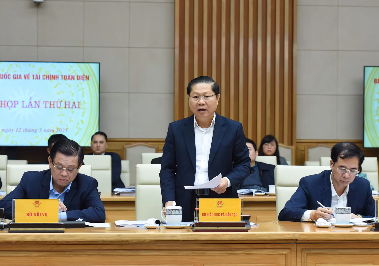 Deputy Minister of Education and Training Le Tan Dung speaks at the meeting. Deputy Minister of Education and Training Le Tan Dung speaks at the meeting.