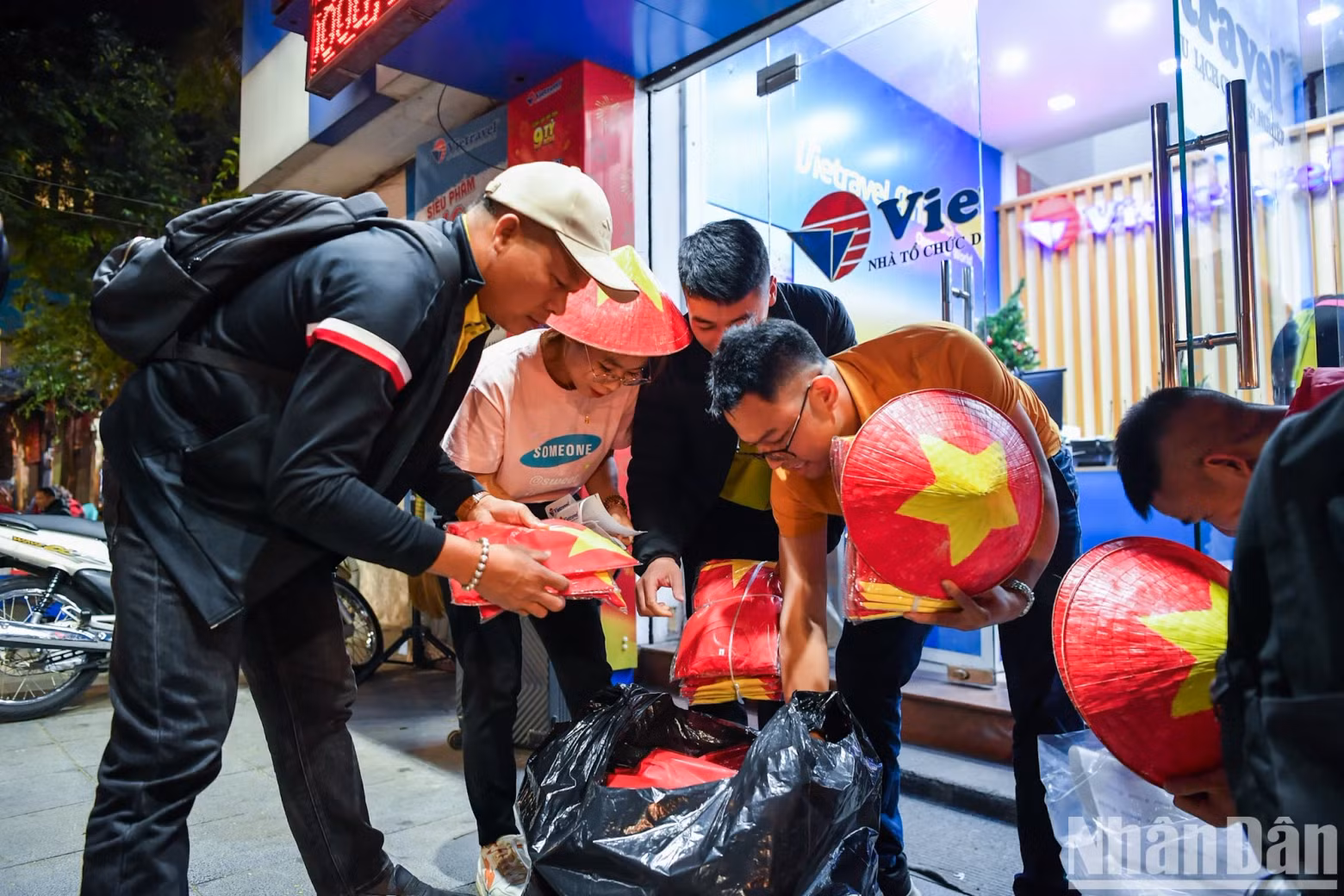 There are always T-shirts and conical hats printed with the national flags in the luggage of the fans. There are always T-shirts and conical hats printed with the national flags in the luggage of the fans.