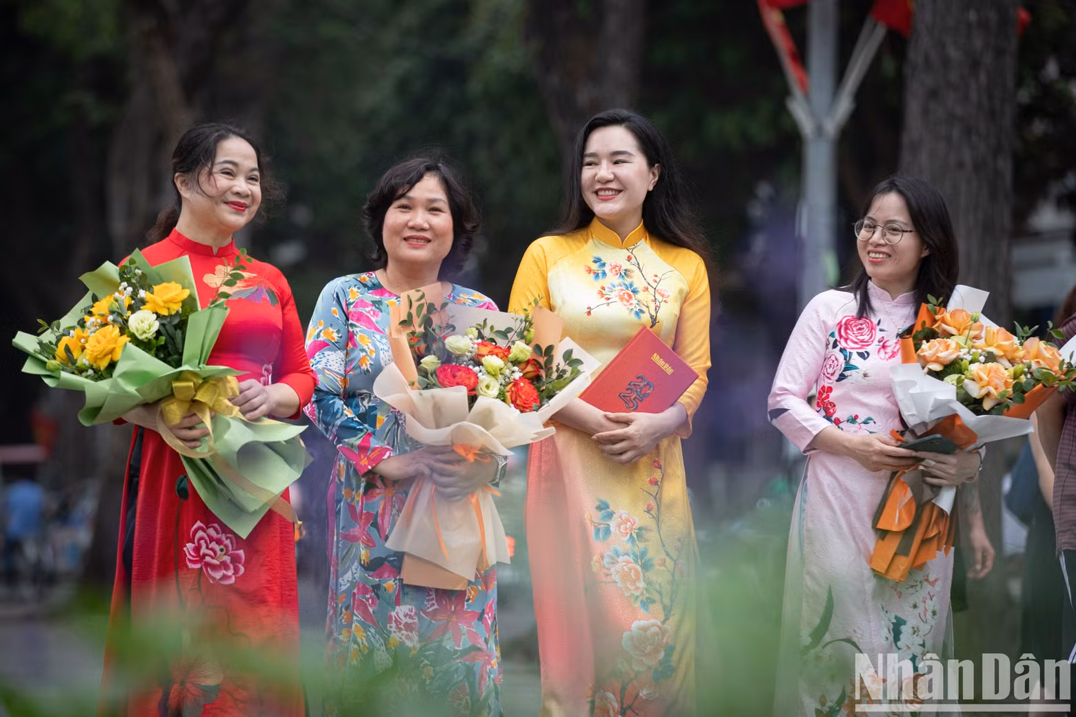 The Ao Dai was chosen by female staff as a substitute for their daily attire in response to "Vietnam Ao Dai Week" held from March 1 to 8, launched by the Vietnam Women's Union.