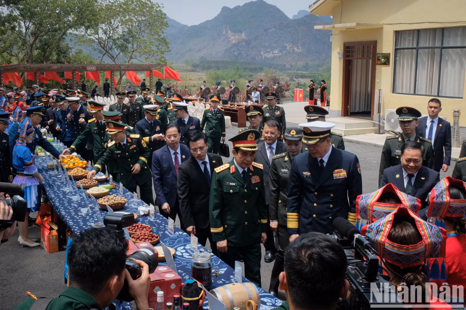 The Ministers of National Defence of Vietnam and China, along with delegates from both countries, visit the model village of Zhou Lian in Pingxiang City, Guangxi Zhuang Autonomous Region, China.