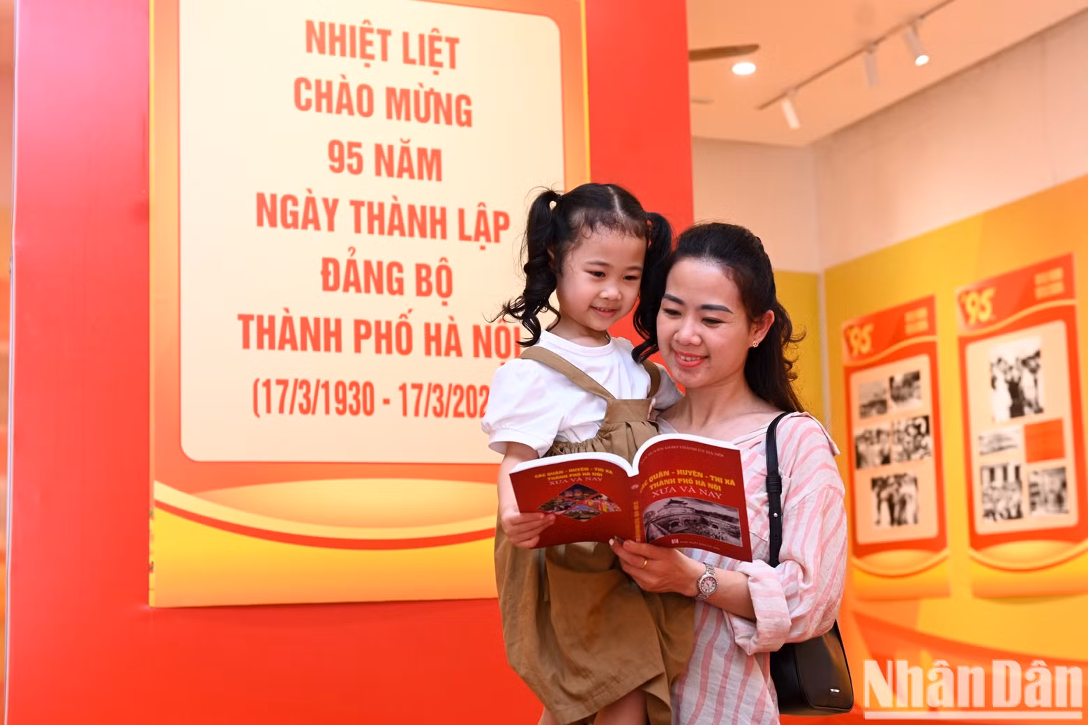In addition to archival and colour photographs, the exhibition also introduces books on the history and development of the Hanoi Municipal Party Committee. In addition to archival and colour photographs, the exhibition also introduces books on the history and development of the Hanoi Municipal Party Committee.