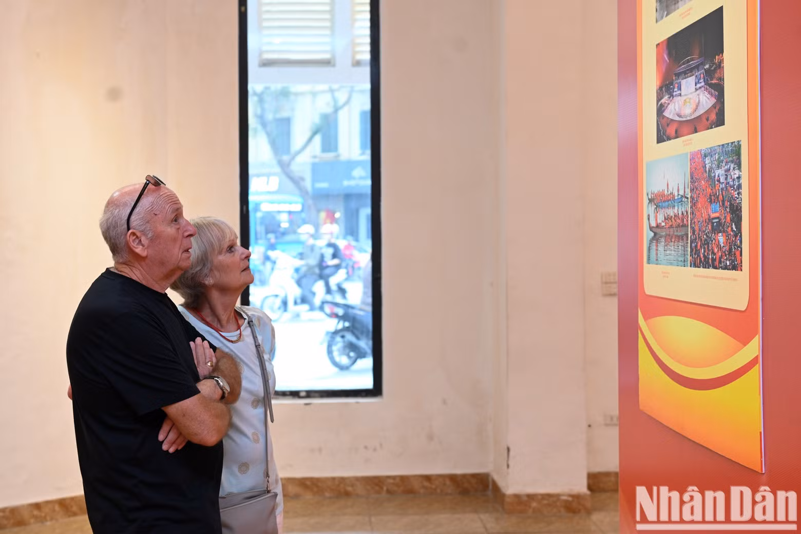 Foreign visitors also show interest in the exhibition. Foreign visitors also show interest in the exhibition.