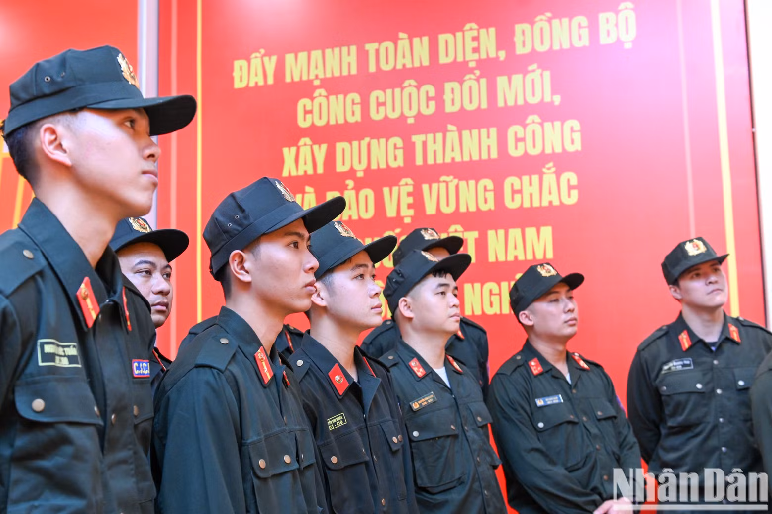 Members of the Youth Union from the Mobile Police Force, Hanoi City Police, visit the exhibition. Members of the Youth Union from the Mobile Police Force, Hanoi City Police, visit the exhibition.