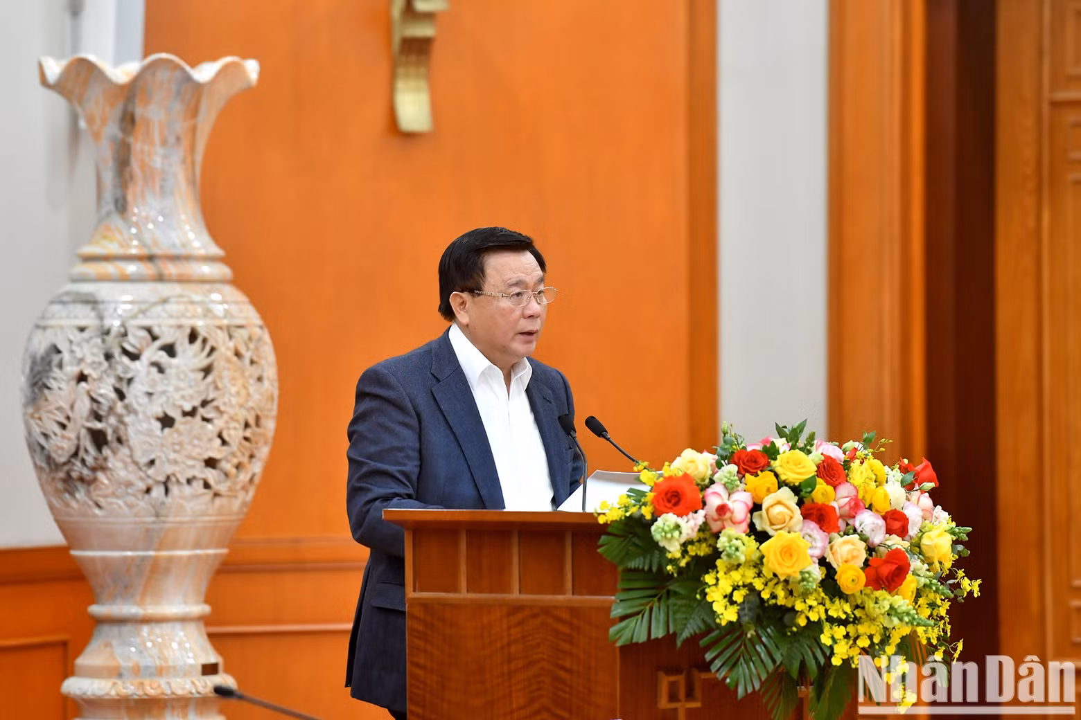 Politburo Member Nguyen Xuan Thang, who is also Director of the Ho Chi Minh National Academy of Politics and Chairman of the Central Theory Council, Standing Member of the sub-committee, and Head of the editorial team for the documents, presents the report.