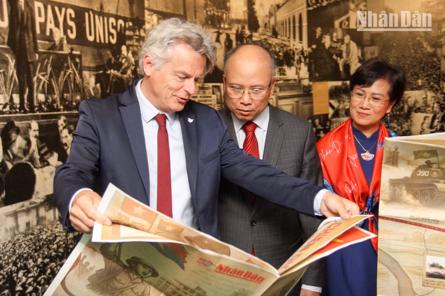 At the ceremony commemorating the 50th anniversary of the victory, held at the headquarters of the French Communist Party (PCF) in Paris on April 29, PCF National Secretary Fabien Roussel highlighted the event’s significance, describing it as a day symbolising the deep solidarity and close bonds between French communists and the Vietnamese people. He also highly praised the special supplement of Nhan Dan Newspaper, which enables French readers to revisit a glorious milestone in Viet Nam’s history.
