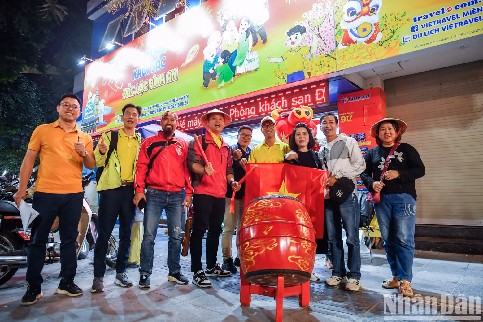Pham Van Bay, a representative from Vietravel Hanoi, said: "The total number of fans registering for the football support tour by Vietravel is over 1,000 people from both Hanoi and Ho Chi Minh City. After the group departed on the evening of January 4, the remaining fans will continue their journey on the morning of January 5”. Pham Van Bay, a representative from Vietravel Hanoi, said: "The total number of fans registering for the football support tour by Vietravel is over 1,000 people from both Hanoi and Ho Chi Minh City. After the group departed on the evening of January 4, the remaining fans will continue their journey on the morning of January 5”.