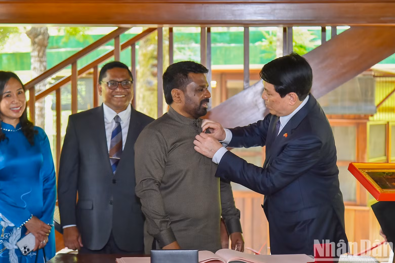 President Luong Cuong presents the Ho Chi Minh Badge to President Anura Kumara Dissanayaka.