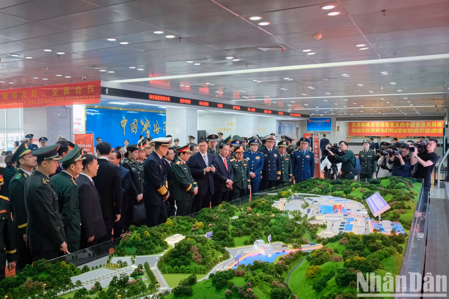 The two delegations view a smart border gate model.