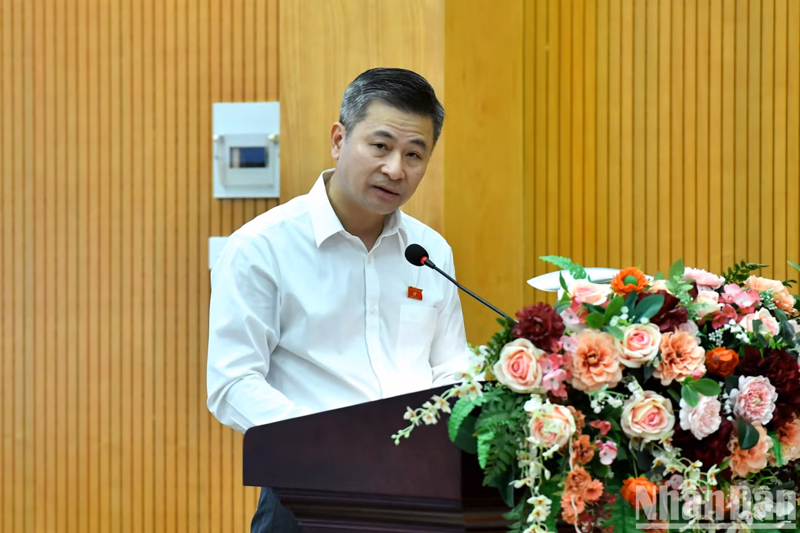 NA deputy Nguyen Phi Thuong speaks at the meeting.