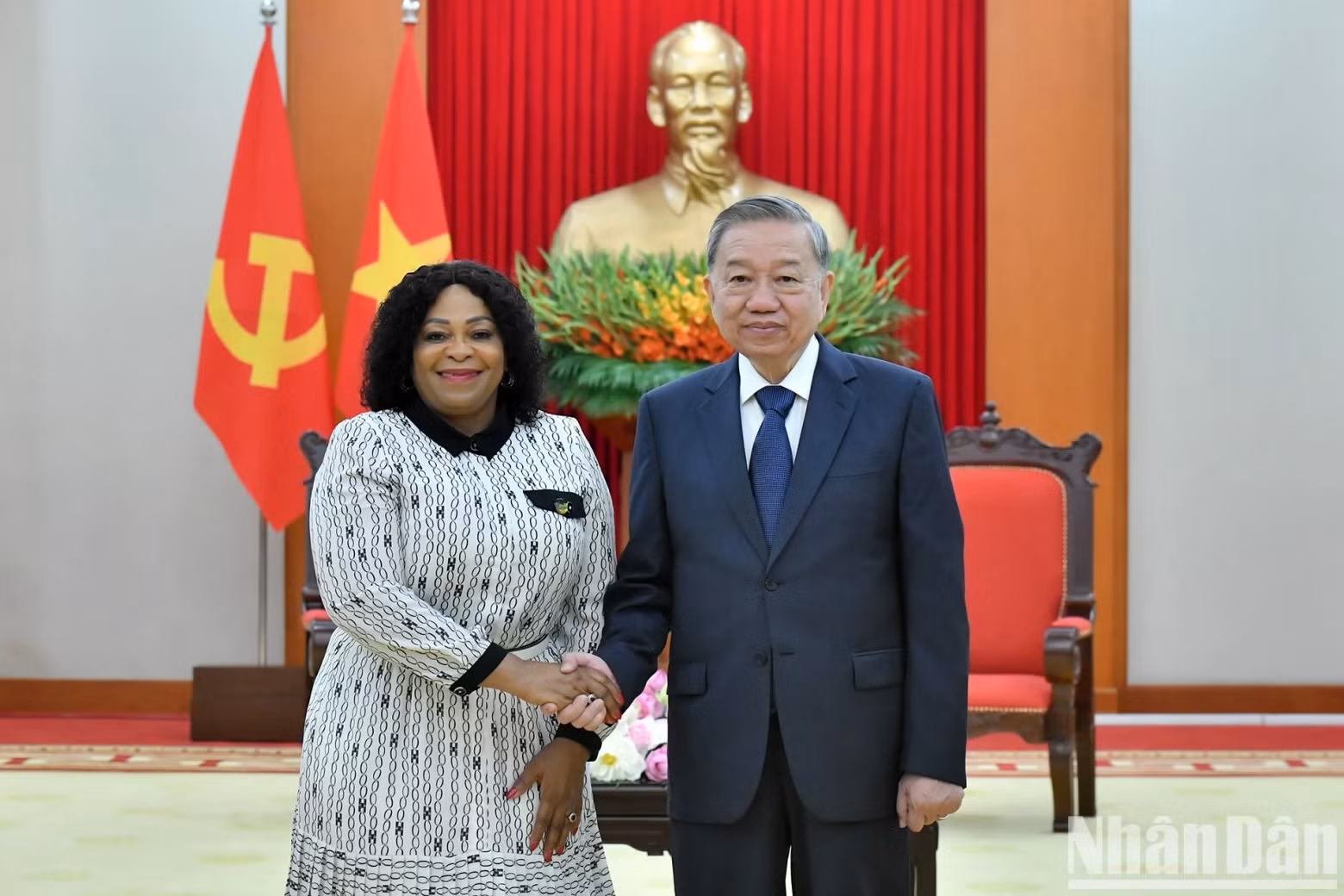 Party General Secretary To Lam (R) receives First Deputy Secretary General of South Africa's African National Congress (ANC) Nomvula Mokonyane. (Photo: NDO) Party General Secretary To Lam (R) receives First Deputy Secretary General of South Africa's African National Congress (ANC) Nomvula Mokonyane. (Photo: NDO)