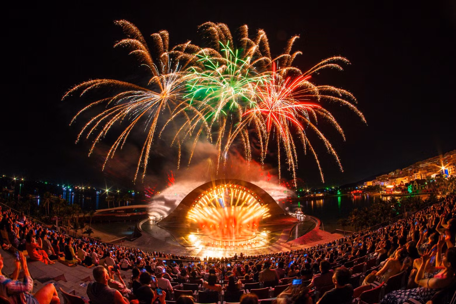 Thousands of visitors gather in Sunset Town, Phu Quoc for the Kiss of the Sea Show and nightly fireworks