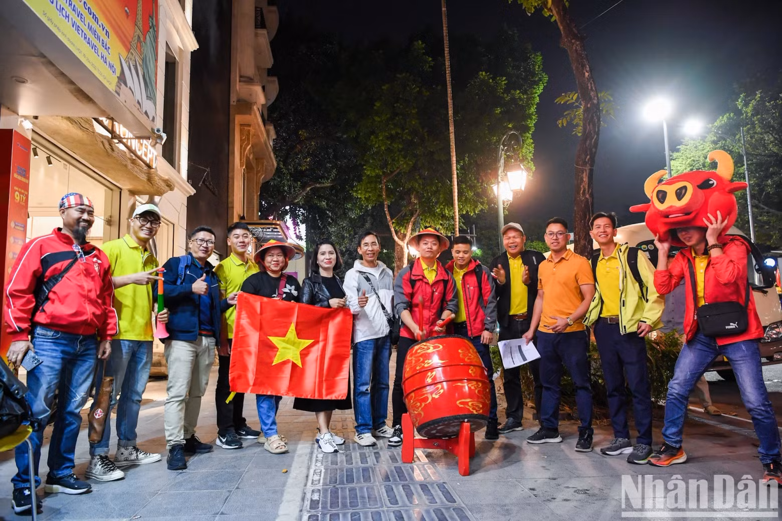 On the evening of January 4, fans prepared drums and national flags to catch the flight from Noi Bai Airport (Hanoi). On the evening of January 4, fans prepared drums and national flags to catch the flight from Noi Bai Airport (Hanoi).