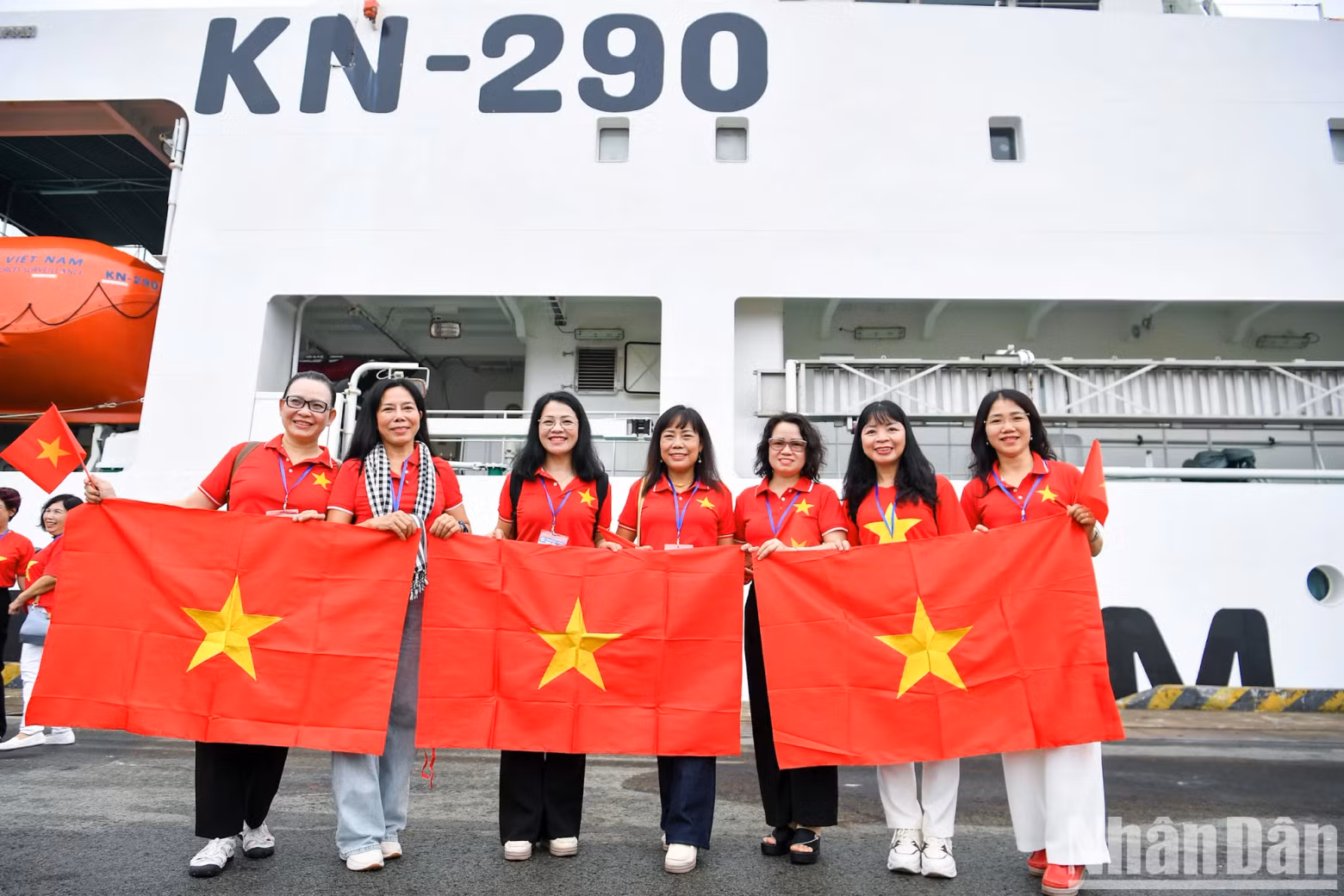 Vietnamese national flags, which were carefully prepared by the journalists, are being brought to Truong Sa.