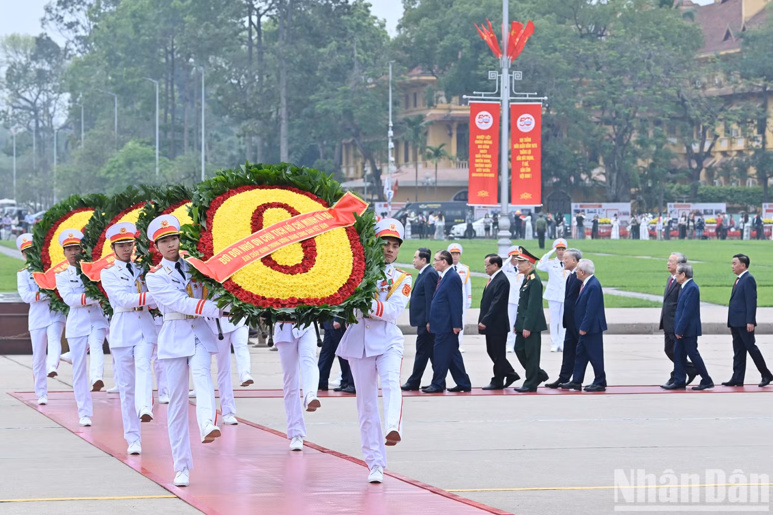 On the wreath of the delegation, there is the inscription: "Eternal gratitude to the great President Ho Chi Minh". On the wreath of the delegation, there is the inscription: "Eternal gratitude to the great President Ho Chi Minh".