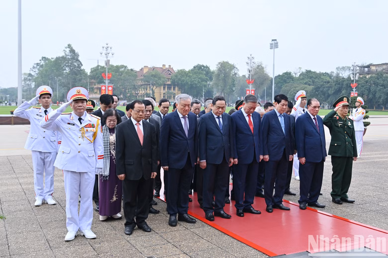 The incumbent leaders and former leaders of the Party and State respectfully remembered President Ho Chi Minh. The incumbent leaders and former leaders of the Party and State respectfully remembered President Ho Chi Minh.