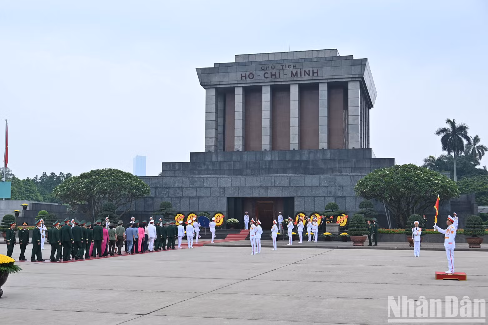 The solemn atmosphere of the ceremony at President Ho Chi Minh’s Mausoleum was deeply felt across Ba Dinh Square. The solemn atmosphere of the ceremony at President Ho Chi Minh’s Mausoleum was deeply felt across Ba Dinh Square.