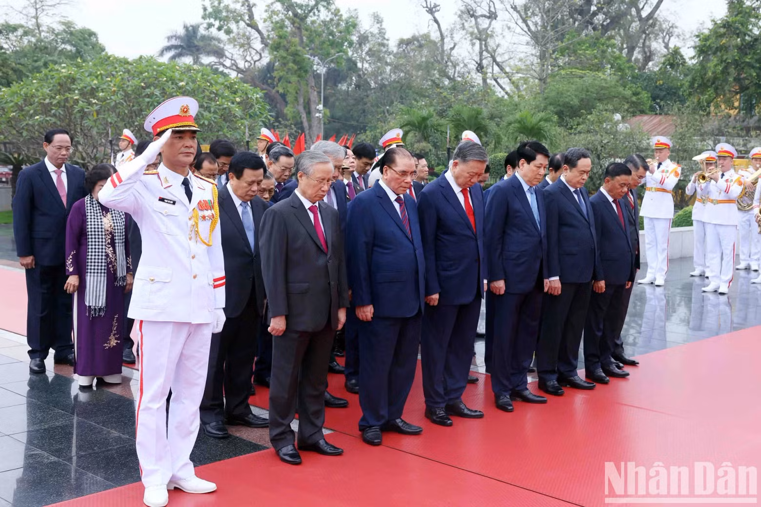 Following the tribute at the Mausoleum, the incumbent leaders and former leaders of the Party and State proceed to commemorate the fallen soldiers at the Monument to Heroic Martyrs on Bac Son Street. Following the tribute at the Mausoleum, the incumbent leaders and former leaders of the Party and State proceed to commemorate the fallen soldiers at the Monument to Heroic Martyrs on Bac Son Street.