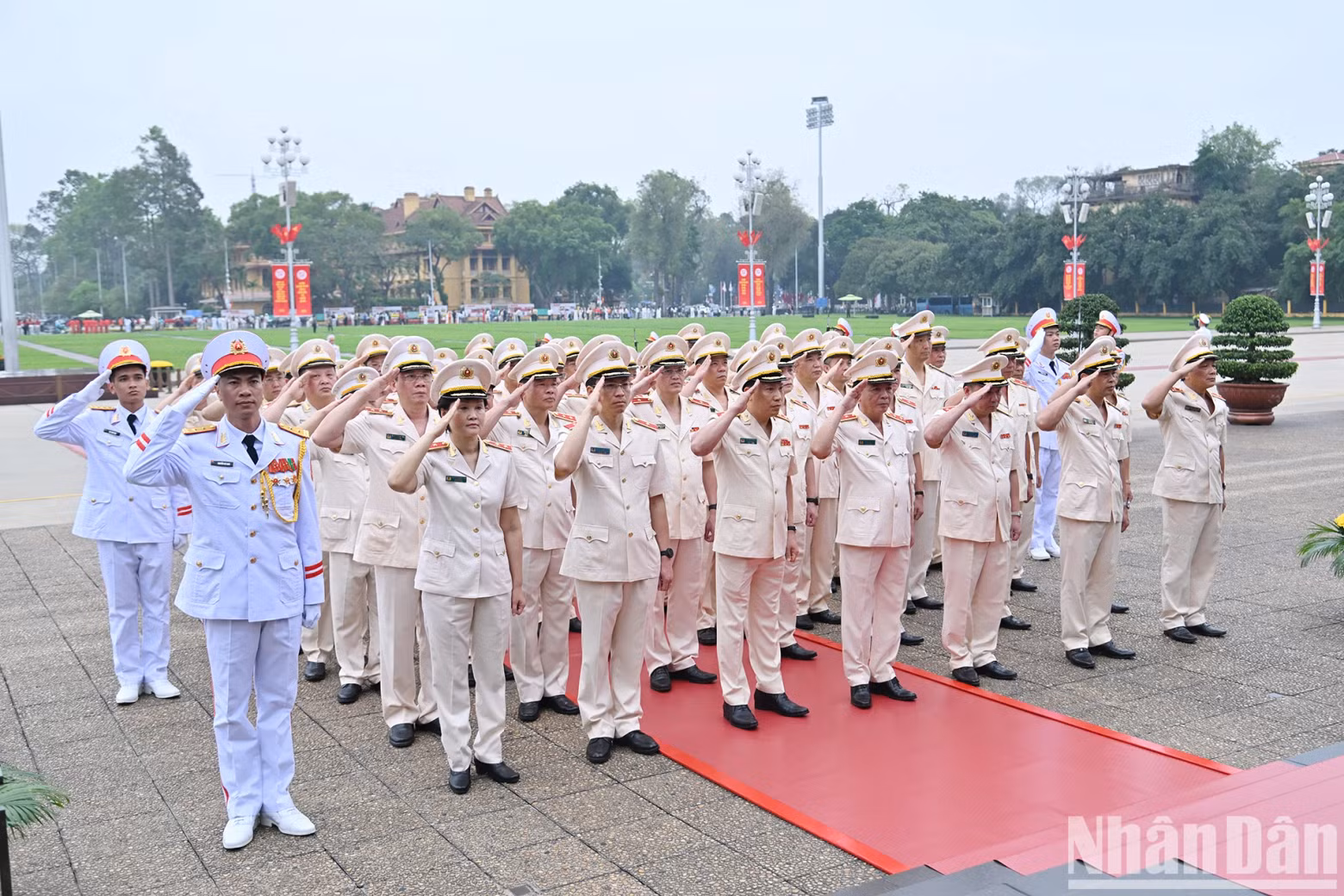 The delegation from the Central Public Security Party Committee – Ministry of Public Security pays tribute to President Ho Chi Minh. The delegation from the Central Public Security Party Committee – Ministry of Public Security pays tribute to President Ho Chi Minh.