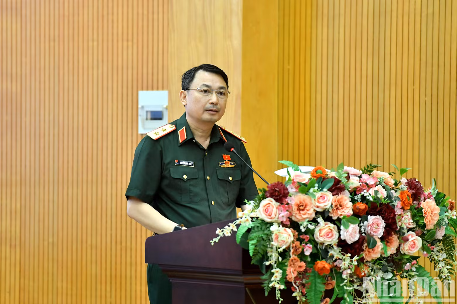 NA deputy Nguyen Quoc Duyet delivers a report at the meeting.