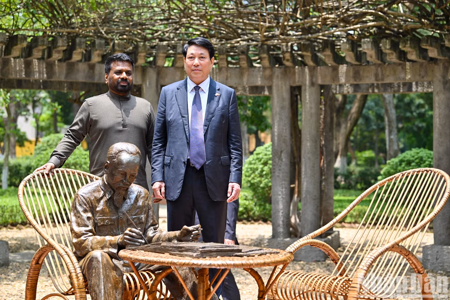 State President Luong Cuong (R) and Sri Lankan President Anura Kumara Dissanayaka pose for a photo near the bronze statue "Uncle Ho sits to work in the flower garden of the Presidential Palace". (Photo: VNA)