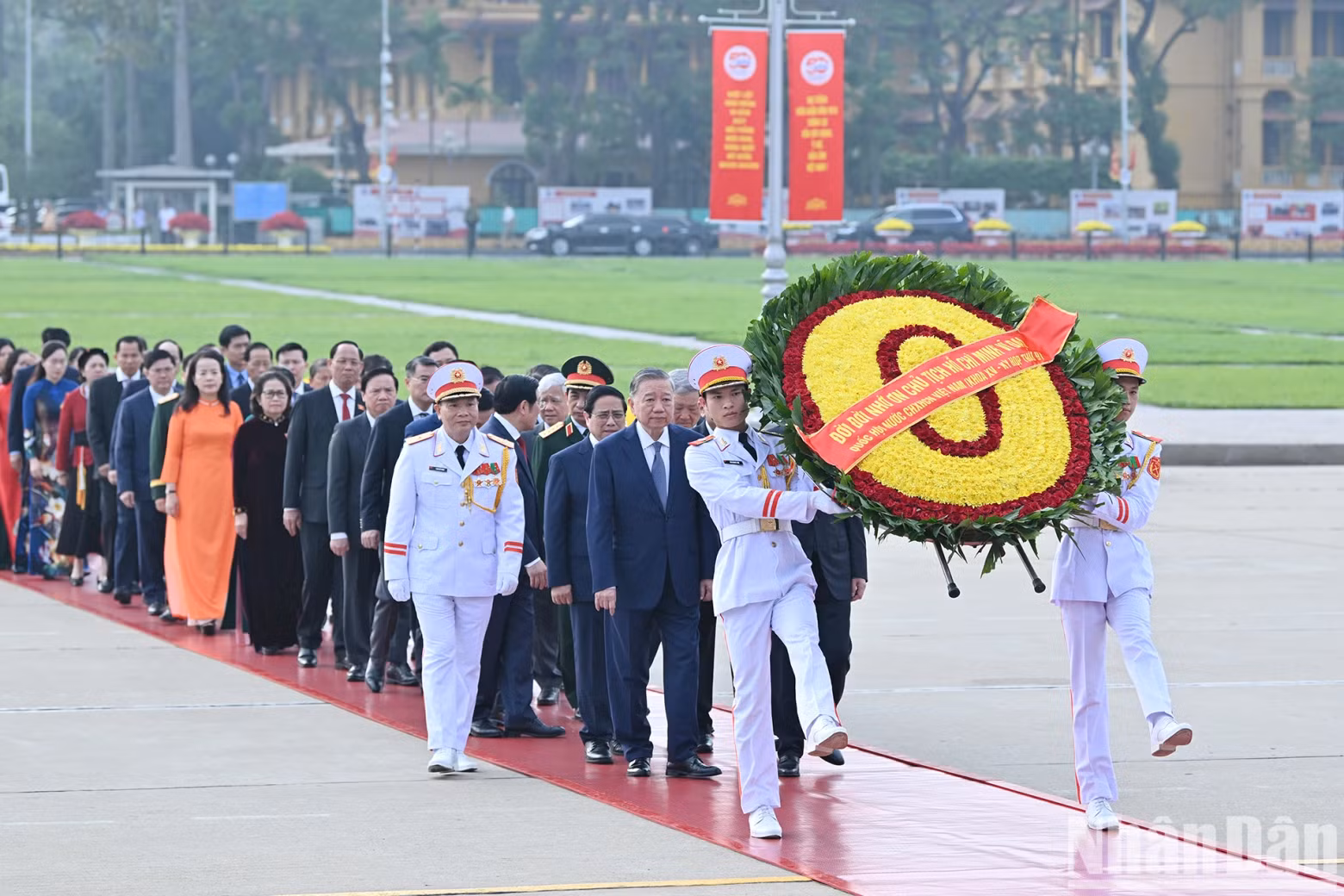 On the wreath of the delegation, there is the inscription: "Eternal gratitude to the great President Ho Chi Minh – the 15th National Assembly of the Socialist Republic of Vietnam, 9th session."