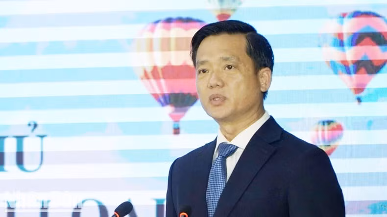 Chairman of the Phu Quoc City People's Committee Tran Minh Khoa speaks at the event.