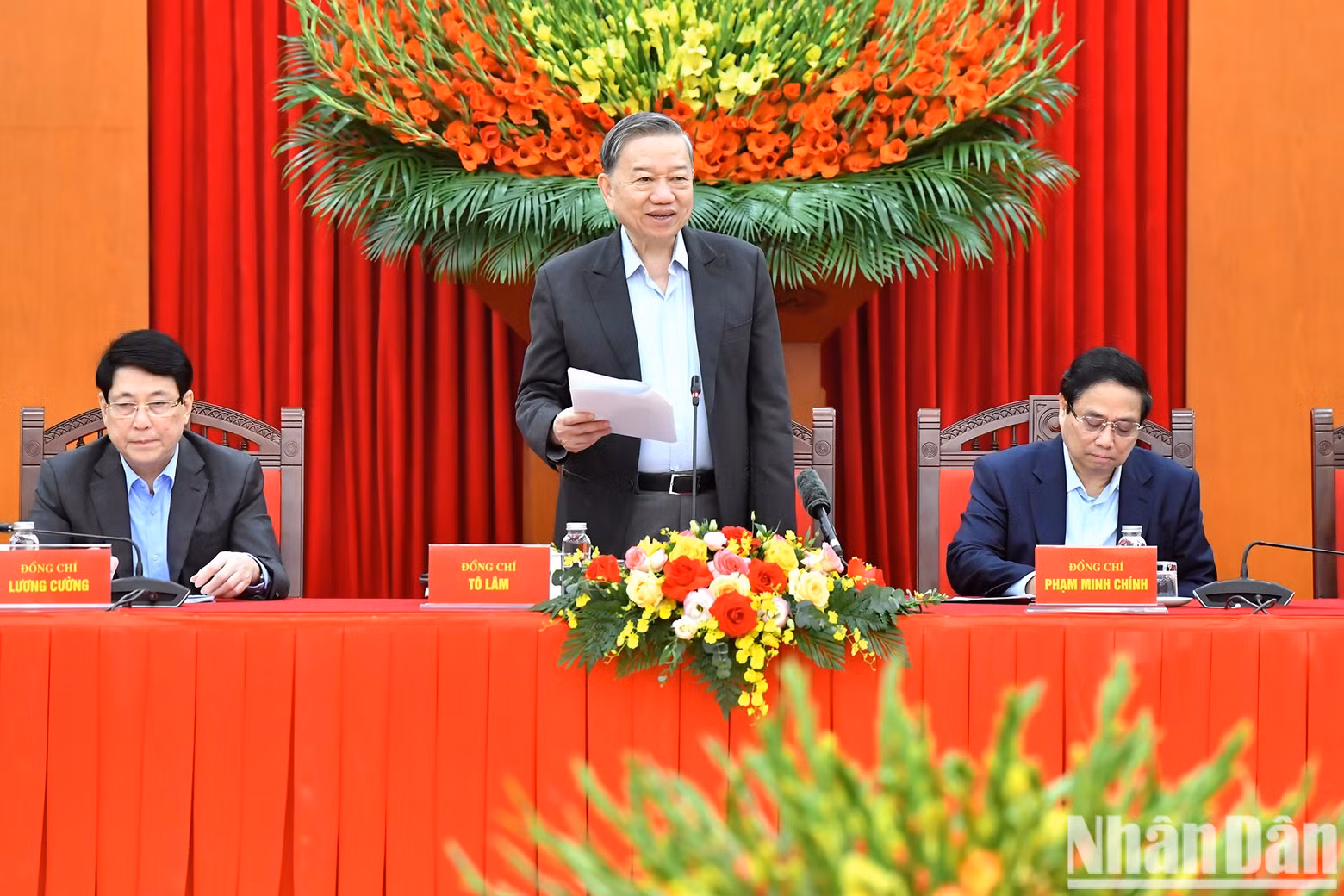 Party General Secretary To Lam delivers directives at the meeting.