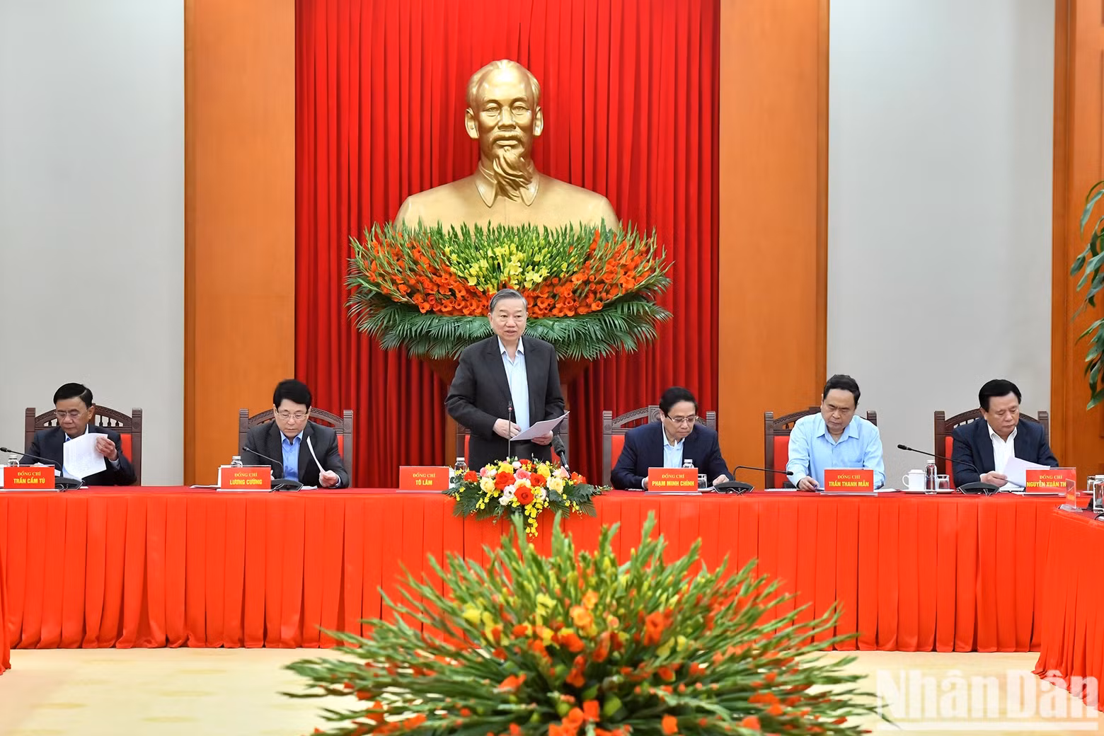 Party General Secretary To Lam delivers directives at the meeting.