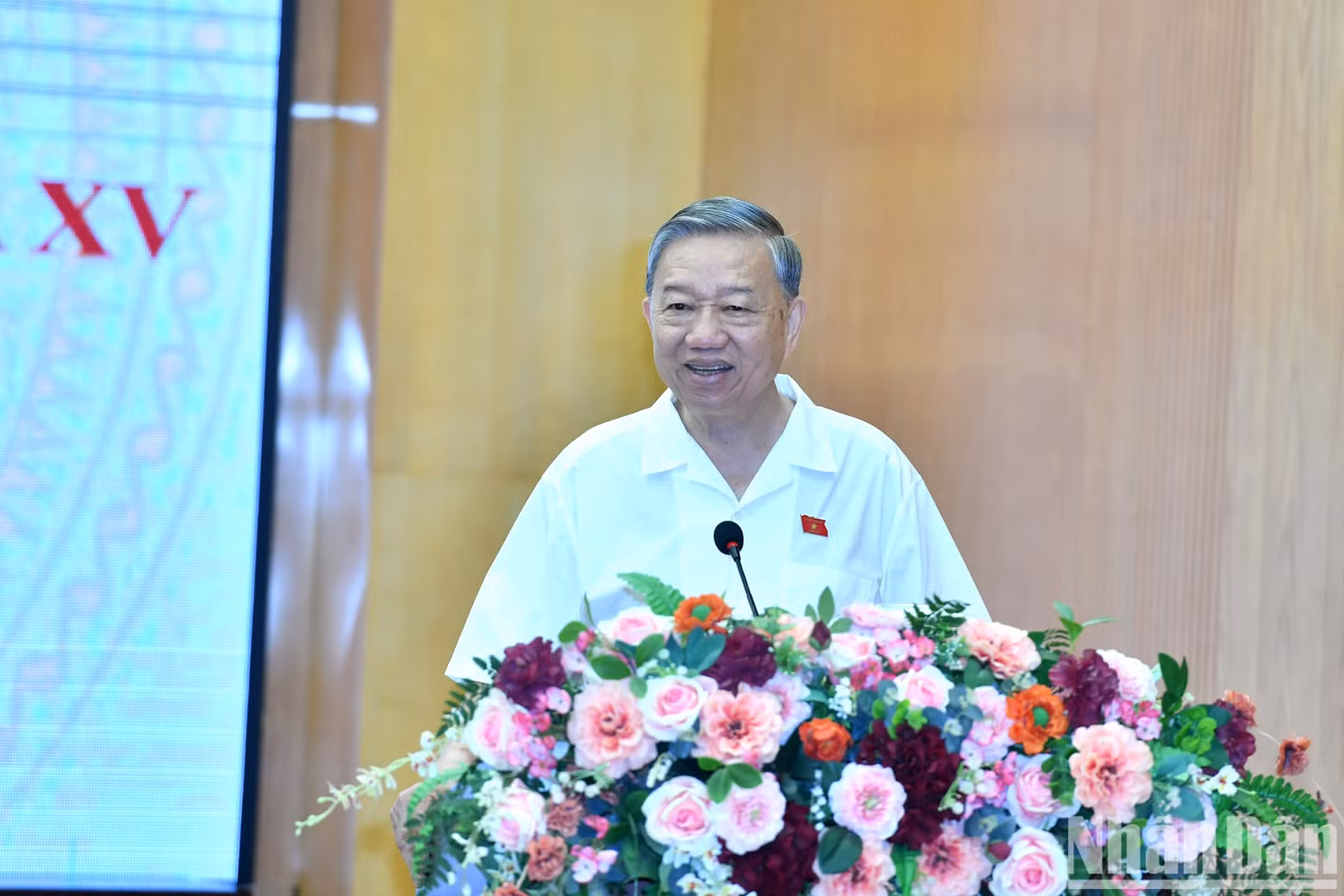 Party General Secretary To Lam delivers remarks at the meeting.