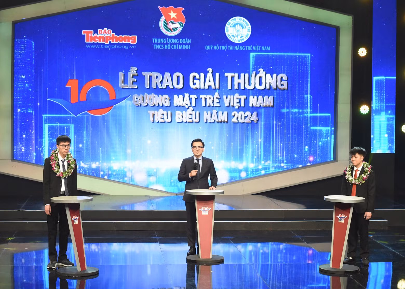 The talks between the outstanding young faces and the audience.