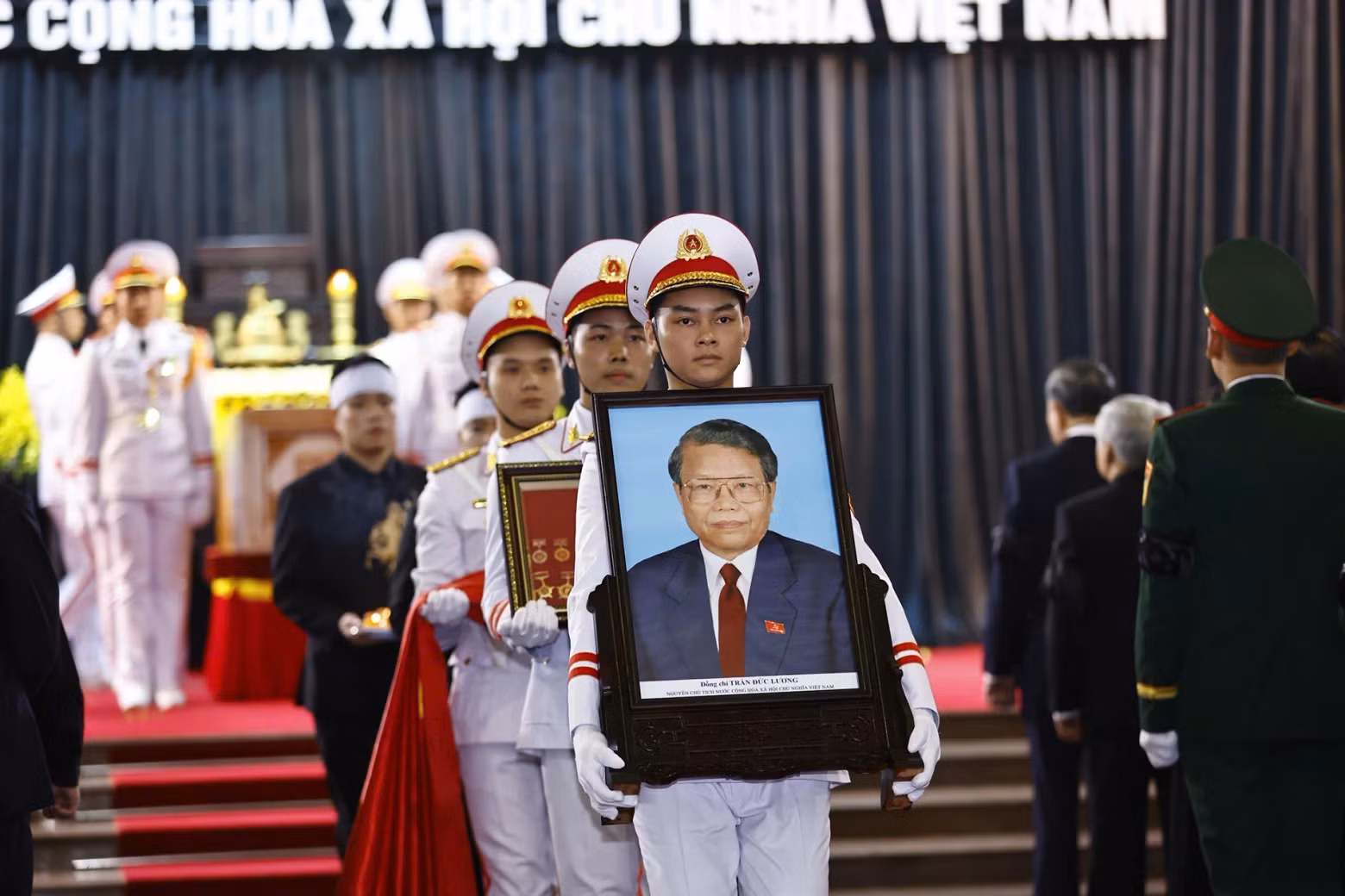 The ceremonial procession of the portrait of former President Tran Duc Luong marks the beginning of the funeral cortege. (Photo: VNA)