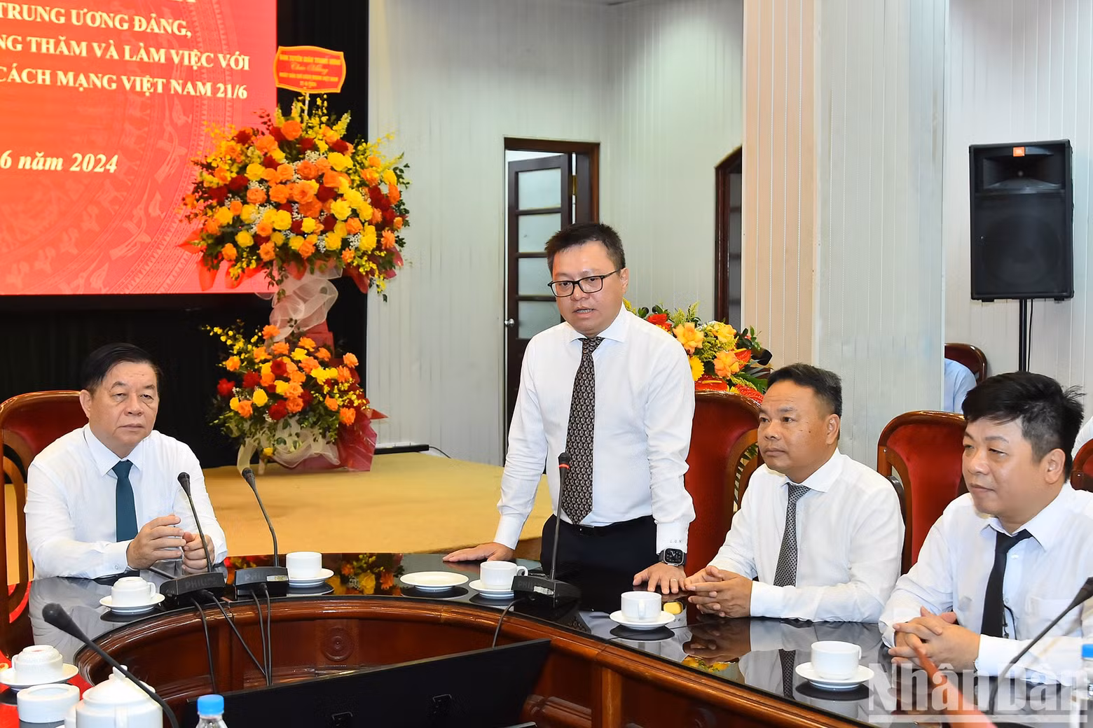 Nhan Dan Editor-in-chief Le Quoc Minh speaks at the working session.