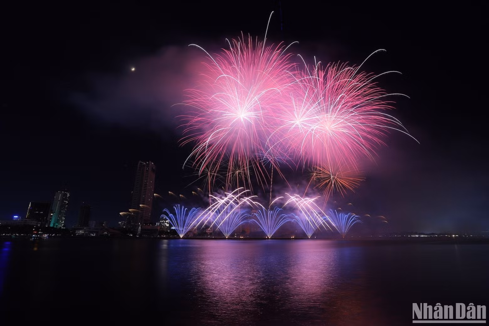 The Chinese team’s fireworks explode over Da Nang. The Chinese team’s fireworks explode over Da Nang.