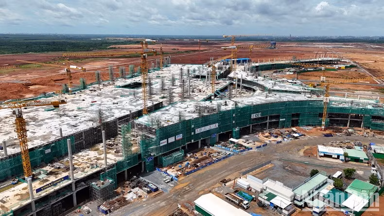 The passenger terminal is considered the heart of Long Thanh Airport, and the first phase is scheduled for completion by August 31, 2026.