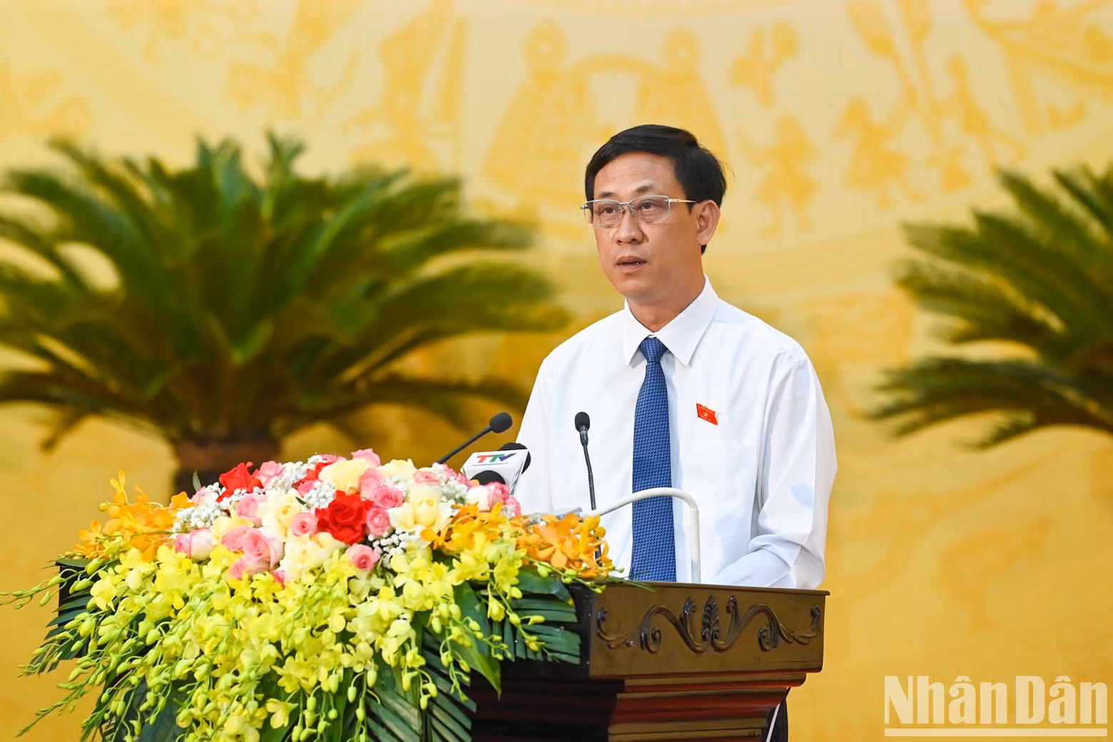 Deputy head of the Thanh Hoa National Assembly delegation Mai Van Hai presents a report on the outcome of the parliament’s 7th plenary meeting.