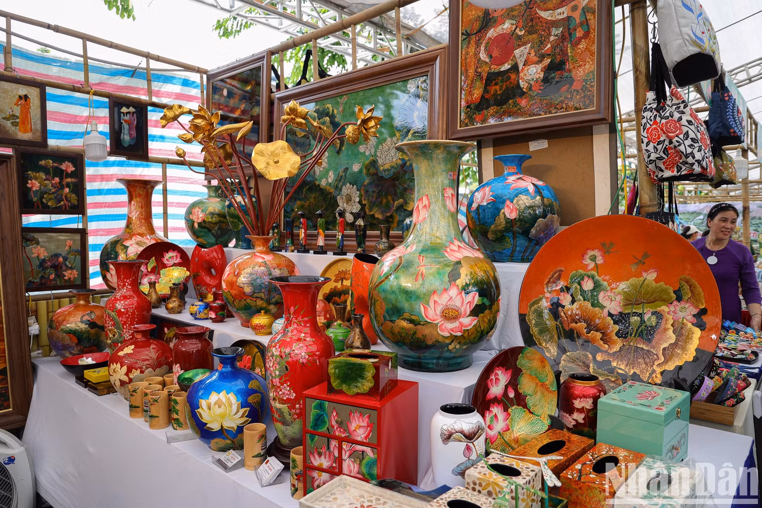 In addition to products made from lotus, the event also showcases handicraft and lacquer products with lotus patterns.