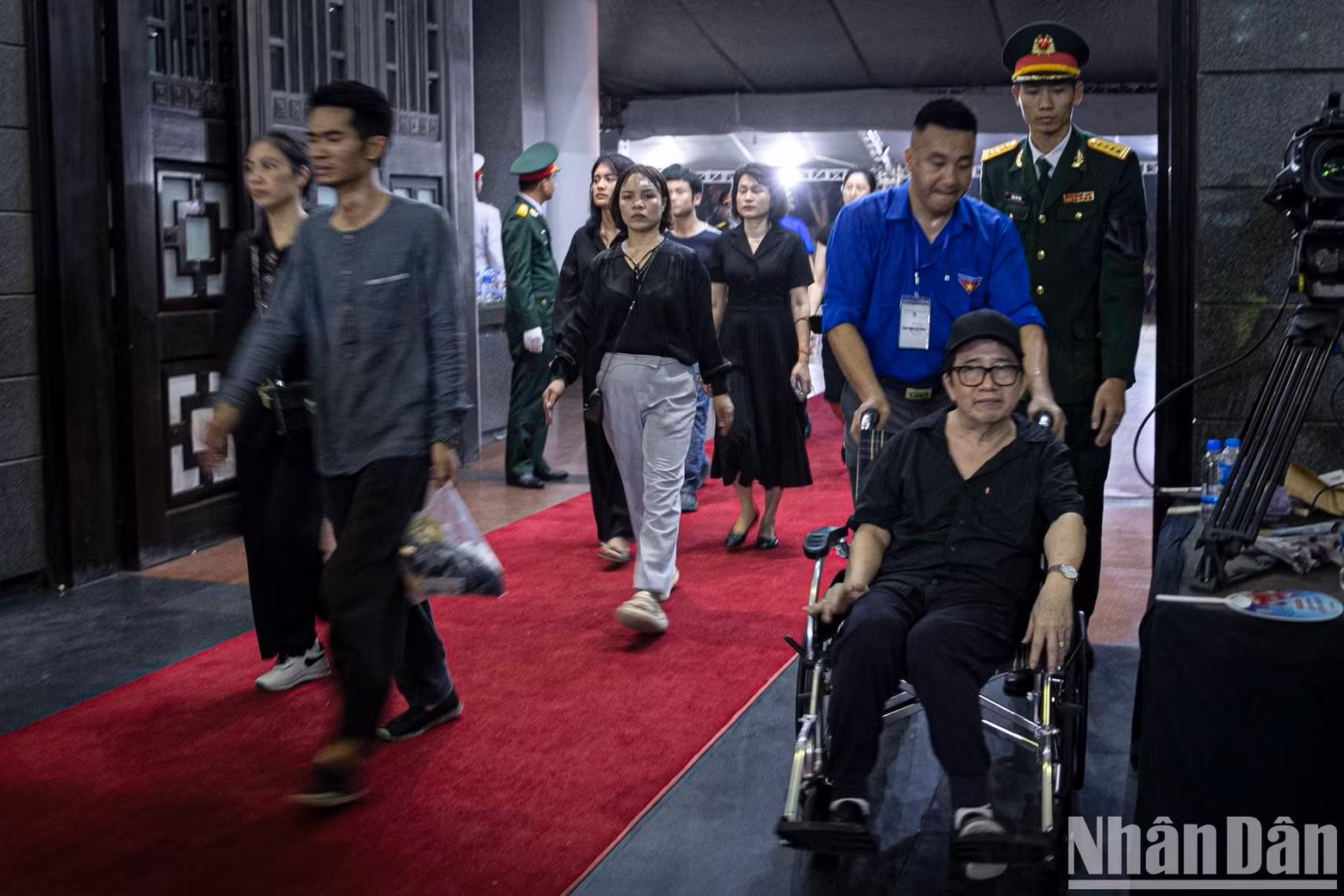 Despite having movement difficulty, this man still goes to the National Funeral Home to pay his respects to General Secretary Nguyen Phu Trong. Despite having movement difficulty, this man still goes to the National Funeral Home to pay his respects to General Secretary Nguyen Phu Trong.