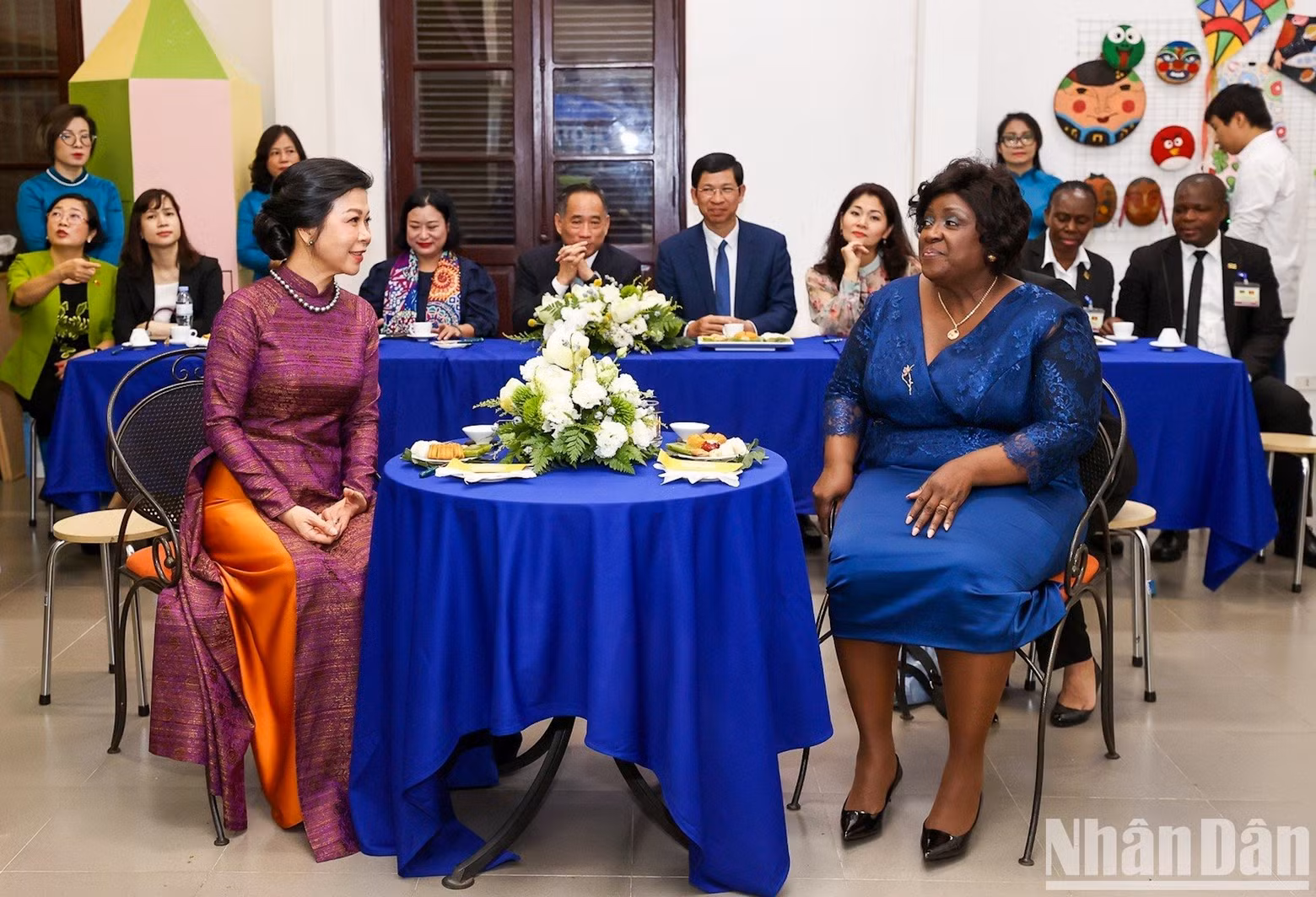 The two first ladies enjoy tea and moon cake while watching an introduction to the creation of lacquer paintings.