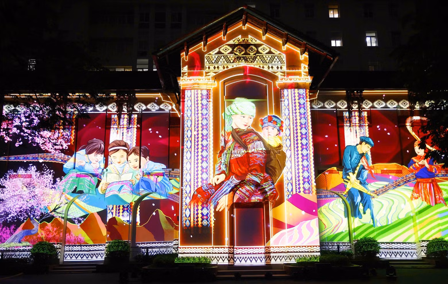 The team uses 6 Christie projectors, which are commonly used for projections at heritage sites and iconic landmarks around the world. The team uses 6 Christie projectors, which are commonly used for projections at heritage sites and iconic landmarks around the world.