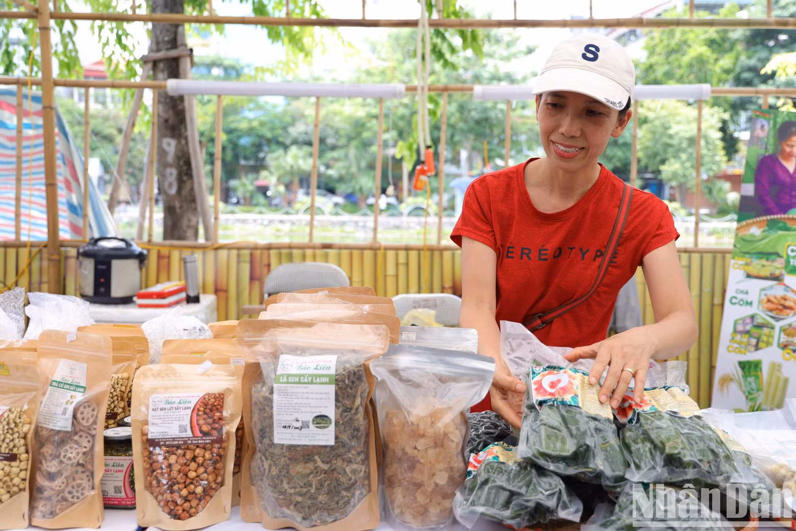 Freeze-dried lotus products are displayed at the event.