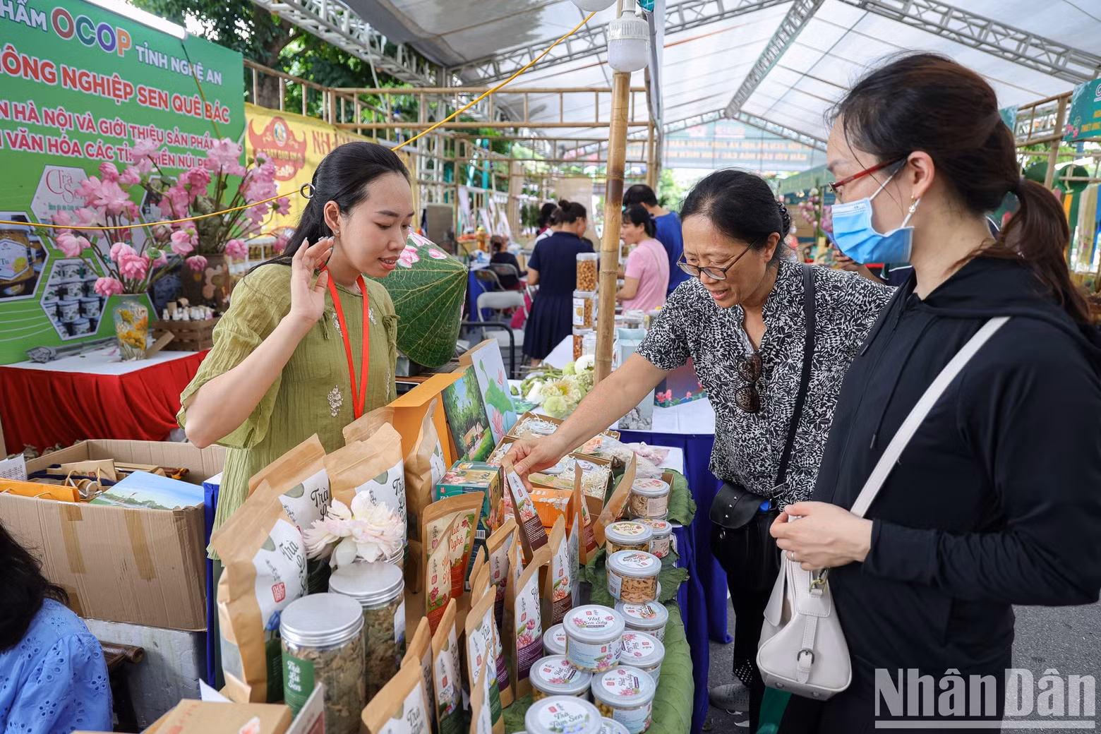 The event features 100 booths from 33 provinces and cities, showcasing more than 1,000 OCOP products and local specialties.