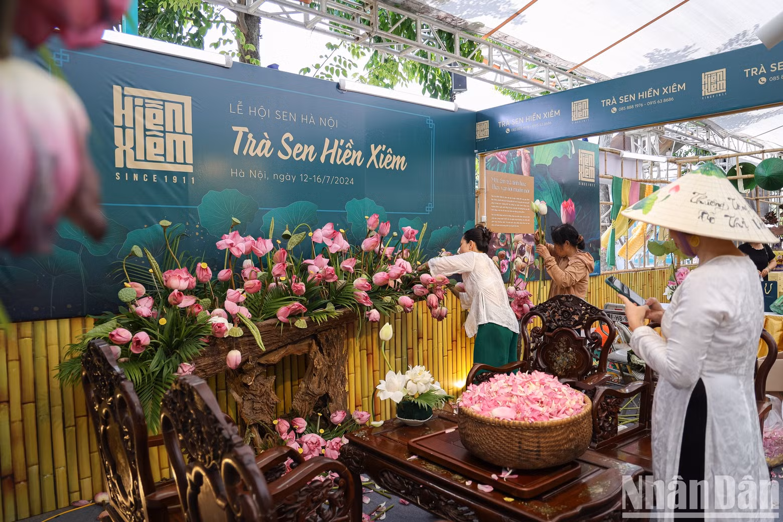 Lotus display areas always attract a large number of visitors.