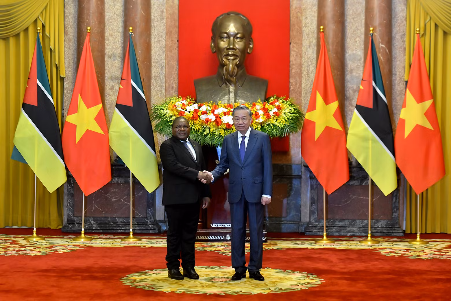 General Secretary and President To Lam and Mozambican President Filipe Jacinto Nyusi pose for a photo after the welcome ceremony.