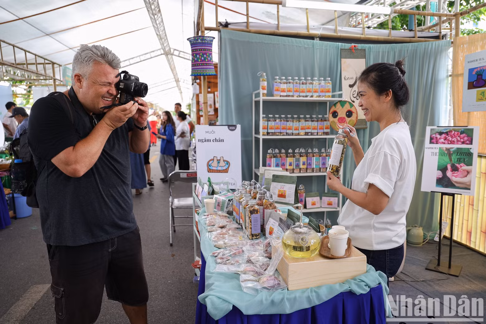 A foreign visitor takes a photo at the Hanoi Lotus Festival.