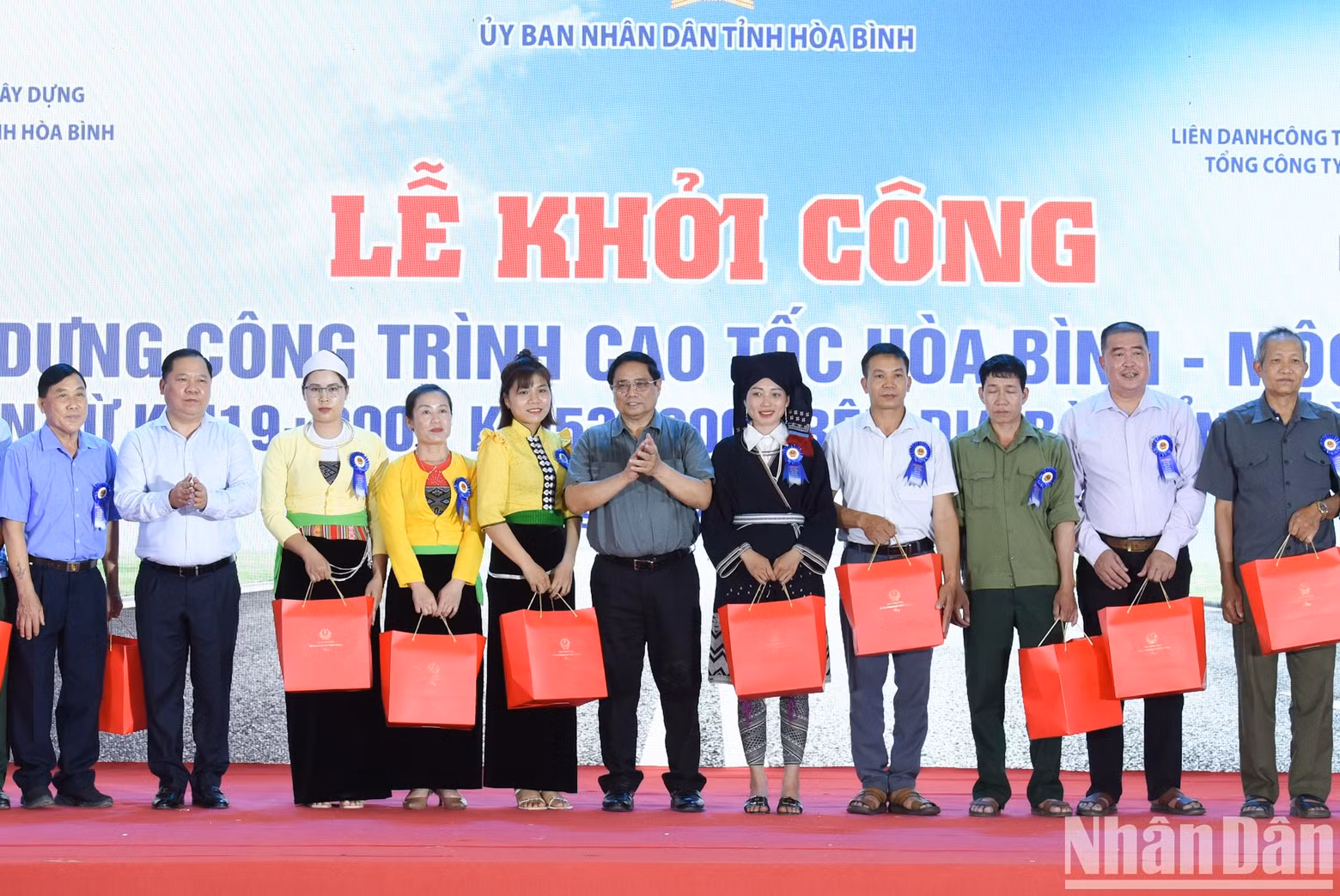 PM Pham Minh Chinh presents gifts to local leaders in Da Bac District.