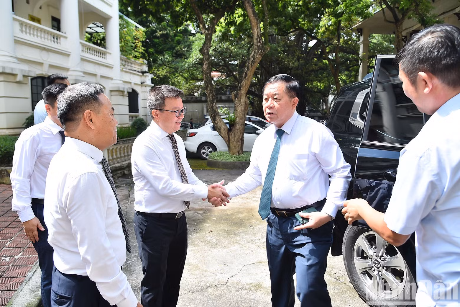 Nhan Dan Editor-in-chief Le Quoc Minh and his deputies welcome Head of the Central Commission for Communication and Education Nguyen Trong Nghia.